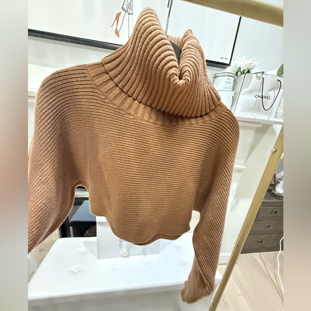 Gorgeous camel colored L'Academie cropped sweater in size small.